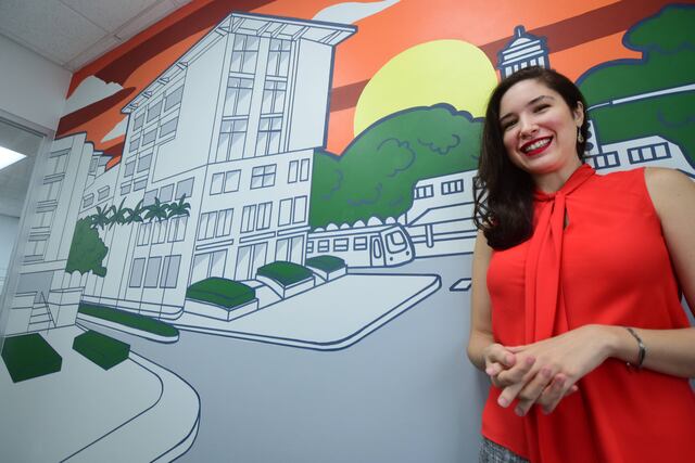 Artista transforma oficinas comerciales con vistosos murales