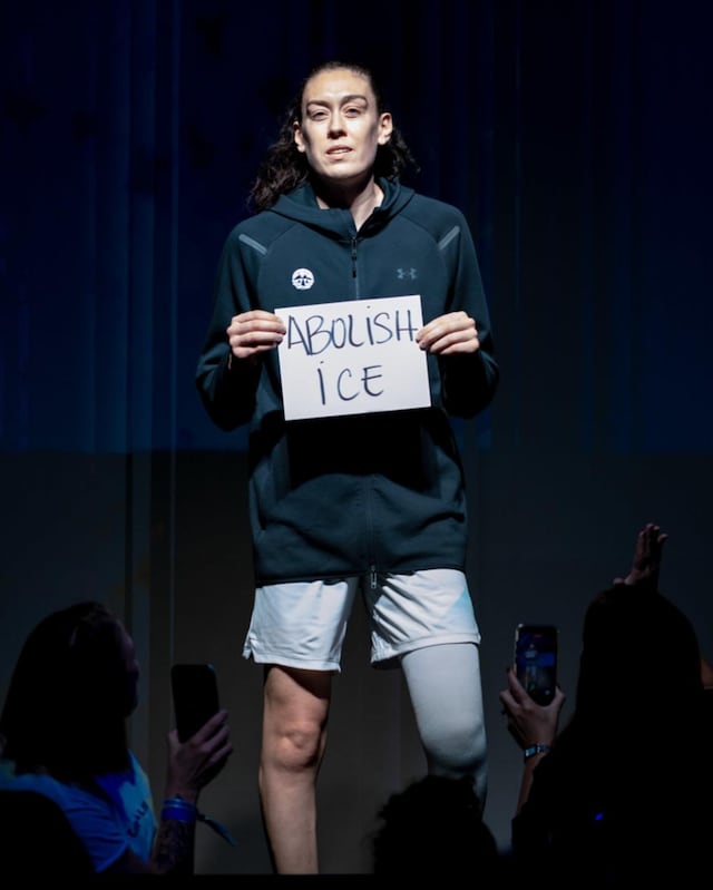 Breanna Stewart protesta con un cartel de “Abolir ICE” tras dos muertes a manos de agentes migratorios en EE. UU.