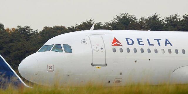 Azafata rompe botella en cabeza de pasajero que quizo salir del avión