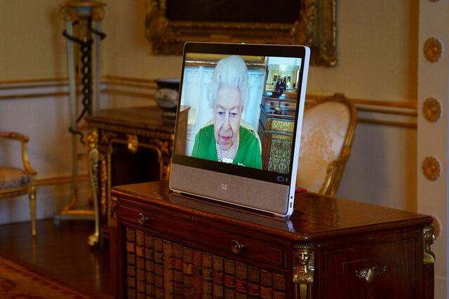 Reina Isabel II tiene audiencias virtuales tras síntomas de COVID-19