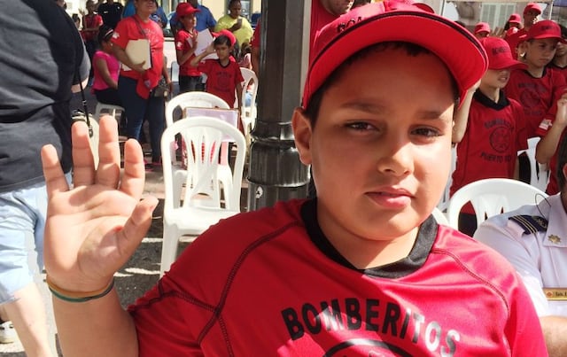 Niños de residenciales públicos se certifican como bomberitos