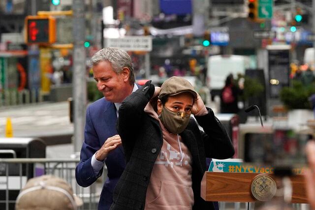 Lin-Manuel y alcalde de Nueva York inauguran centro de vacunación en Times Square