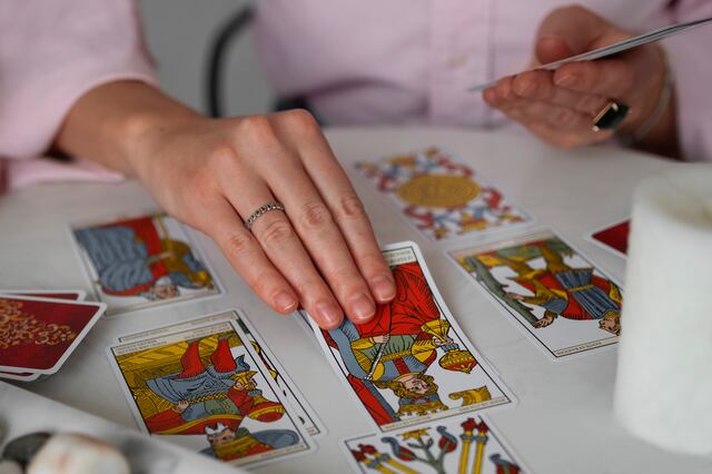 Mujer es extorsionada tras solicitar lectura de Tarot por Facebook