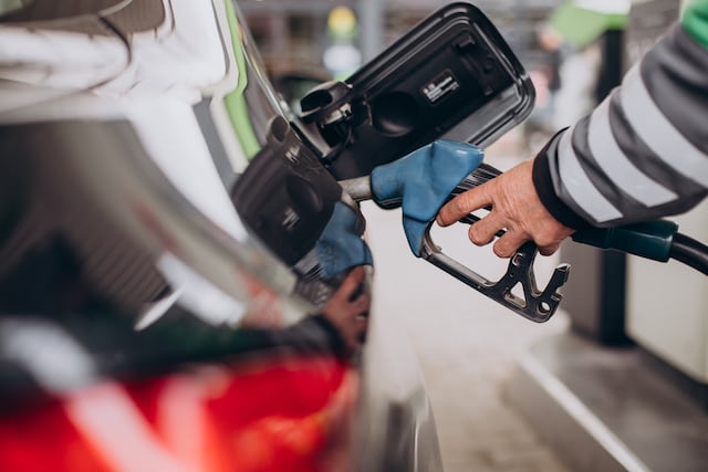 ¿Llenar el tanque de gasolina hoy? Esto es lo que pagarás