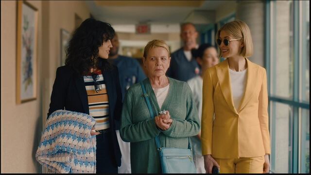 I Care A Lot: estafa se complica en perverso thriller cómico