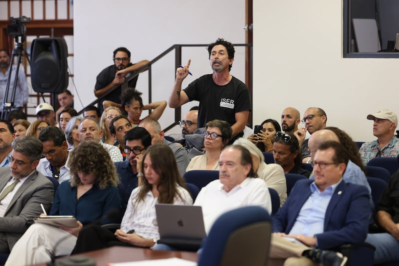El científico ambiental Braulio Quintero Nazario expresa a los oficiales examinadores su incomodidad con relación a la manera en la que se ha estructurado la vista pública.
Foto por Brandon Cruz González | Centro de Periodismo Investigativo