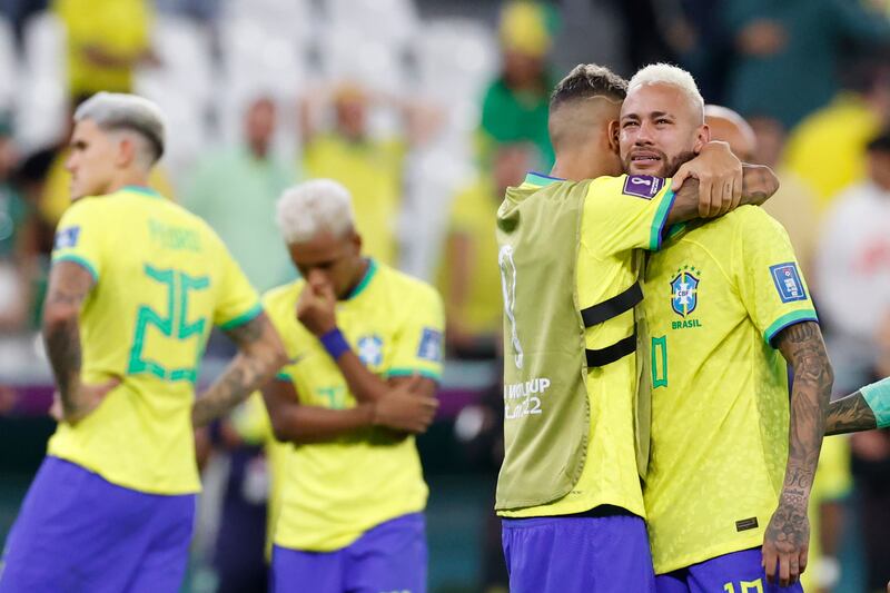 Neymar (d) de Brasil reacciona hoy, tras finalizar un partido de los cuartos de final del Mundial de Fútbol Qatar 2022 entre Croacia y Brasil en el estadio Ciudad de la Educación en Rayán (Catar) EFE/ Esteban Biba