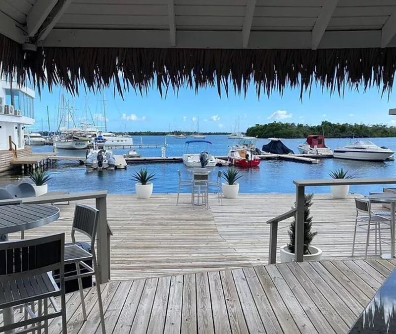 En el restaurante de la Marina de Salinas puedes disfrutar de exquisitos platos con vista al mar.