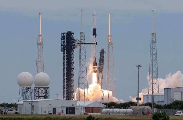 Cohete Falcon 9 despega rumbo a la EEI en el vuelo tripulado más rápido de la NASA