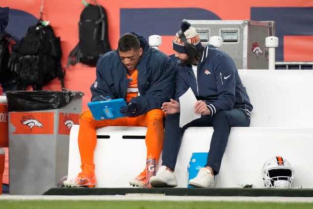 Russell Wilson revela que fue consultado para ajustar contrato o quedarse en la banca