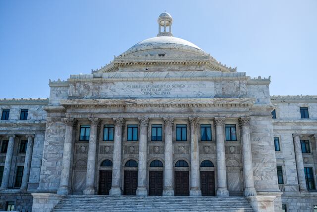 Senadores que cuadran su caja con negocios extra