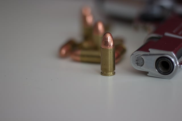 Hombre resulta herido al dispararse accidentalmente mientras limpiaba un arma en Barranquitas