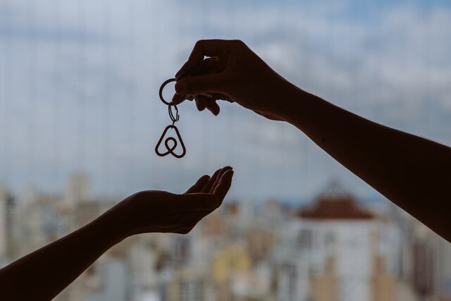 ¿Qué deben hacer los anfitriones y huéspedes de AirBnb en caso de un huracán?