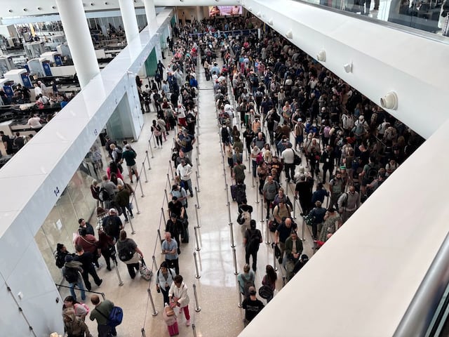 Así se encuentran las filas en el punto de inspección de seguridad del aeropuerto Luis Muñoz Marín este domingo