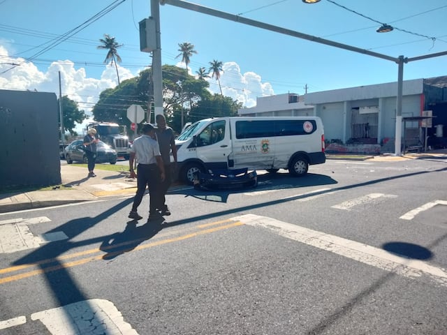 Tres empleados de la AMA resultan heridos en accidente con unidad de transporte