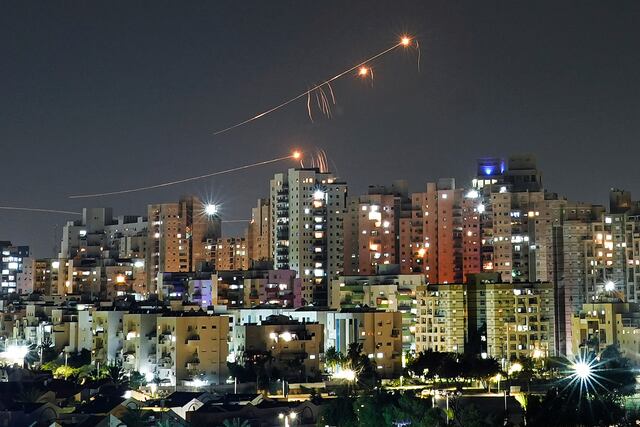 Israel amplía sus órdenes de evacuación y lleva su ofensiva al sur de Gaza entre fuertes bombardeos
