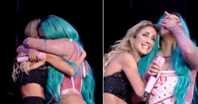 Karol G responde a emotivo homenaje de Anahí en concierto de RBD