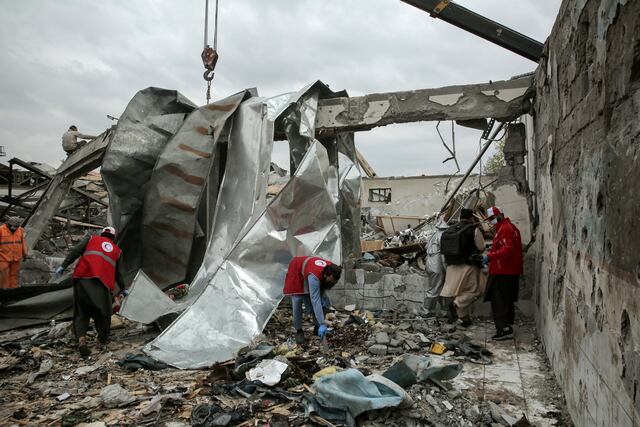 Kabul prepara funeral colectivo para víctimas de bombardeo en un hospital