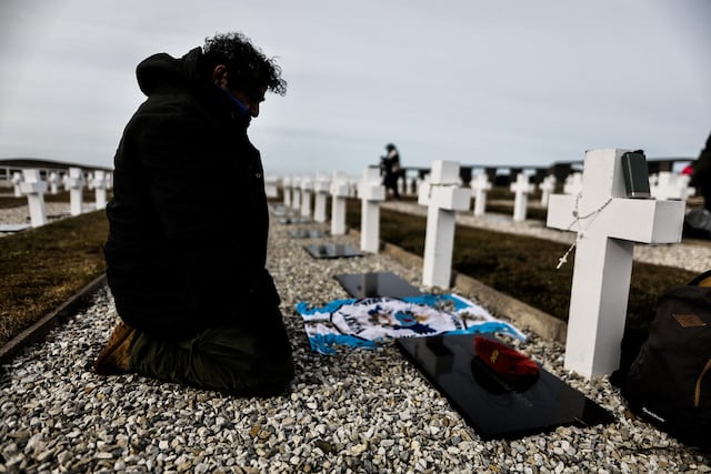 Volver a Malvinas 44 años después: un viaje entre trincheras, tumbas y heridas abiertas