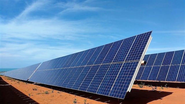 Investigadores chilenos crean robot que limpia placas solares