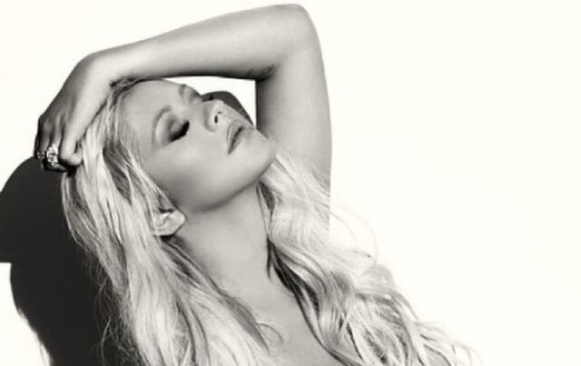 Christina Aguilera presume su embarazo completamente desnuda