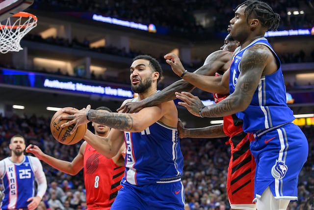 Kings ganan 121-82 a Trail Blazers en el cierre de temporada y tendrán al menos un juego más en casa