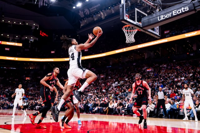 Spurs aplastan 123-89 a los Raptors para alcanzar su tercera victoria consecutiva