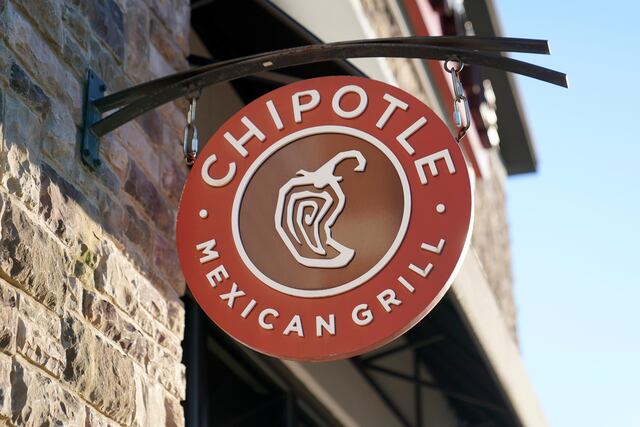 Demandan a Chipotle por acoso religioso de gerente a empleada en Kansas