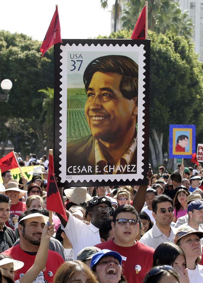 Fotografía de archivo del 27 de marzo de 2004 donde se muestra a personas sosteniendo una imagen del sindicalista César Chávez durante una marcha en la ciudad de Los Angeles.