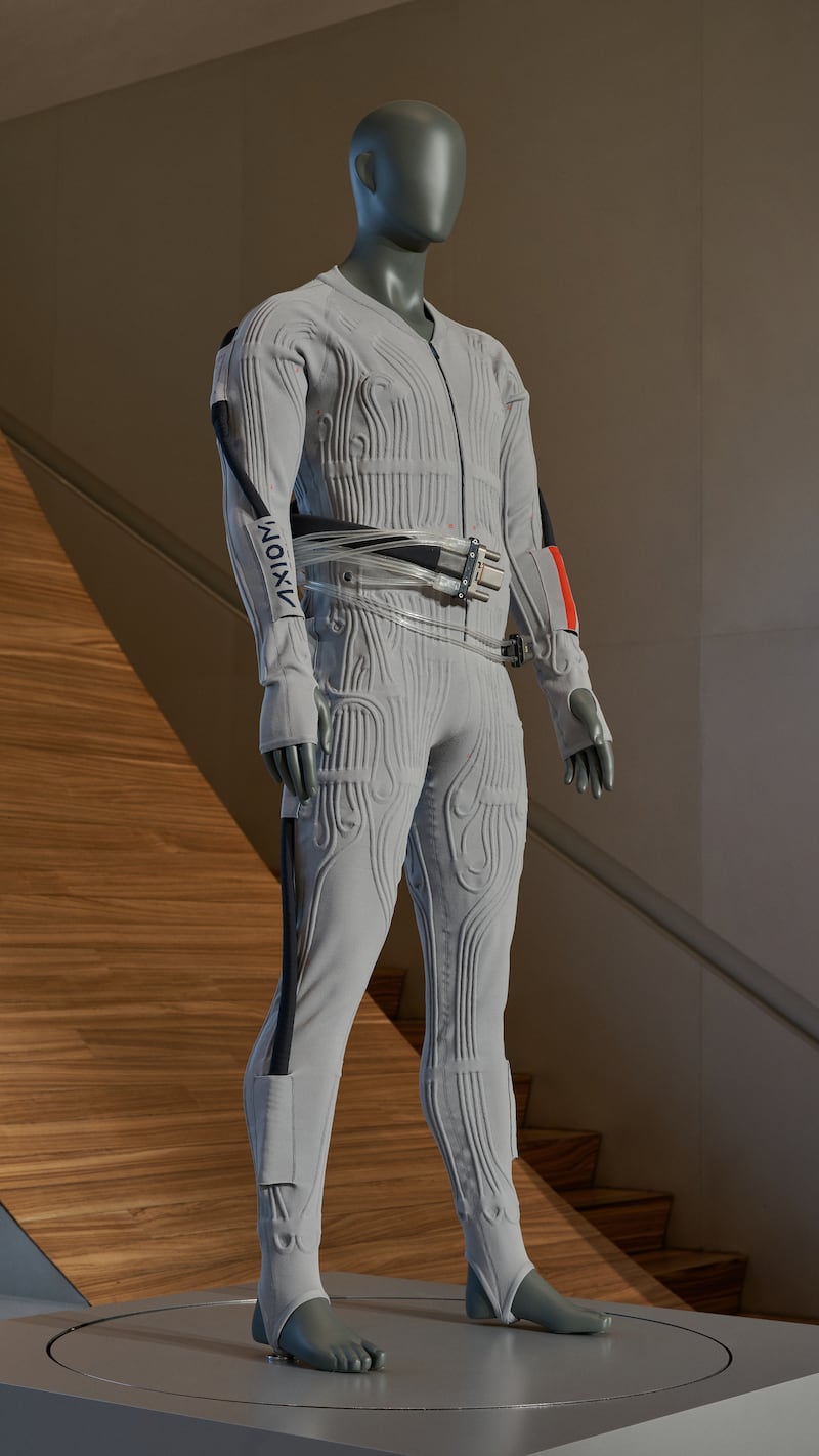 Fotografía cedida por Axiom Space de la prenda de ventilación y refrigeración líquida (LCVG), una capa interior diseñada por Prada para los astronautas, que se utilizará debajo del traje espacial Axiom Extravehicular Mobility Unit (AxEMU) en las futuras misiones Artemis de la NASA. EFE/ Axiom Space.