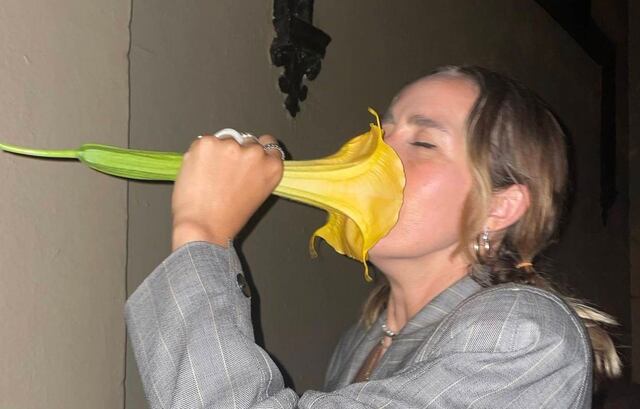 Reconocida tiktoker inhaló aroma de una flor y resultó siendo venenosa