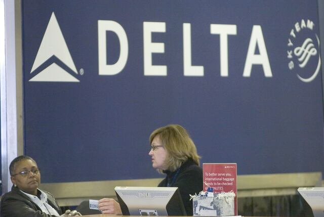 Delta se disculpa e indemniza a familia que expulsó de un vuelo