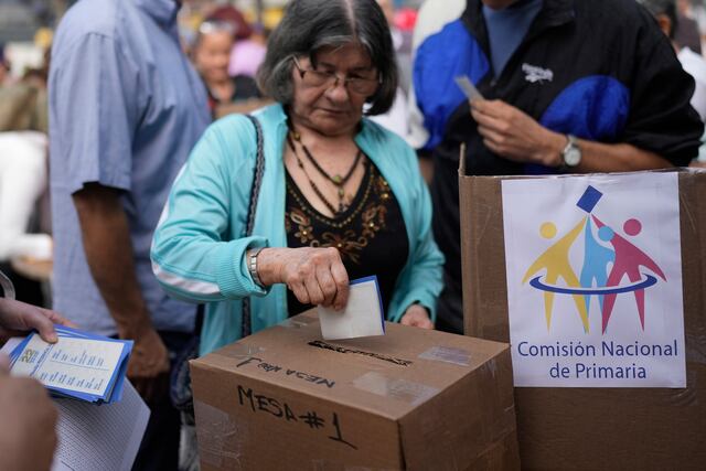 Venezolanos salen a votar en primarias de la oposición