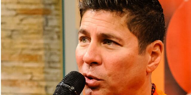 Raymond Arrieta recarga energías con pacientes del Oncológico para dar su última caminata “Da Vida”
