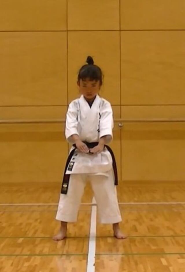 Impresionante niña karateka de 7 años