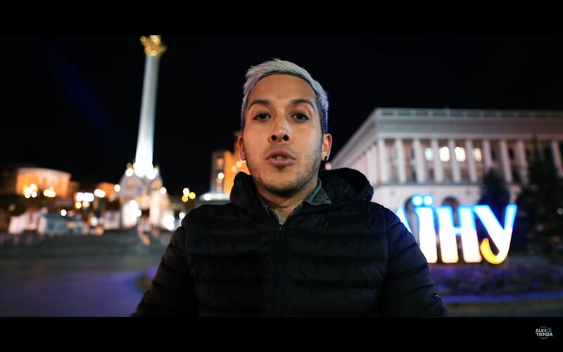 Alex Tienda sale de Ucrania y se encuentra a salvo, ahora está en Rumania. / Foto: YouTube