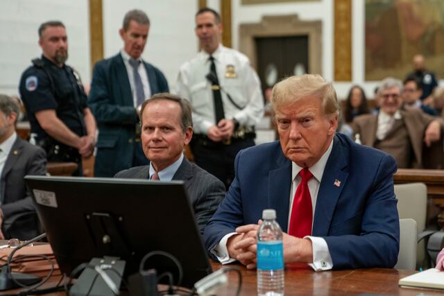 Trump regresa al tribunal a elogiar a testigo a su favor
