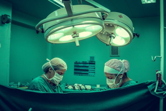 Mujer viaja a Colombia para cirugía plástica y muerte tras el procedimiento