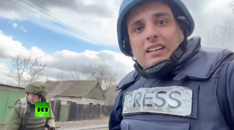 El equipo de rodaje de RT apareció el sábado bajo un bombardeo en el pueblo de Zaitsevo, en el distrito de Bakhmutsky de la región de Donetsk, en Ucrania.