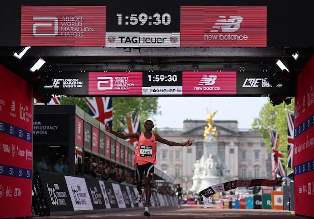 El keniano Sabastian Sawe bate el récord mundial de maratón
