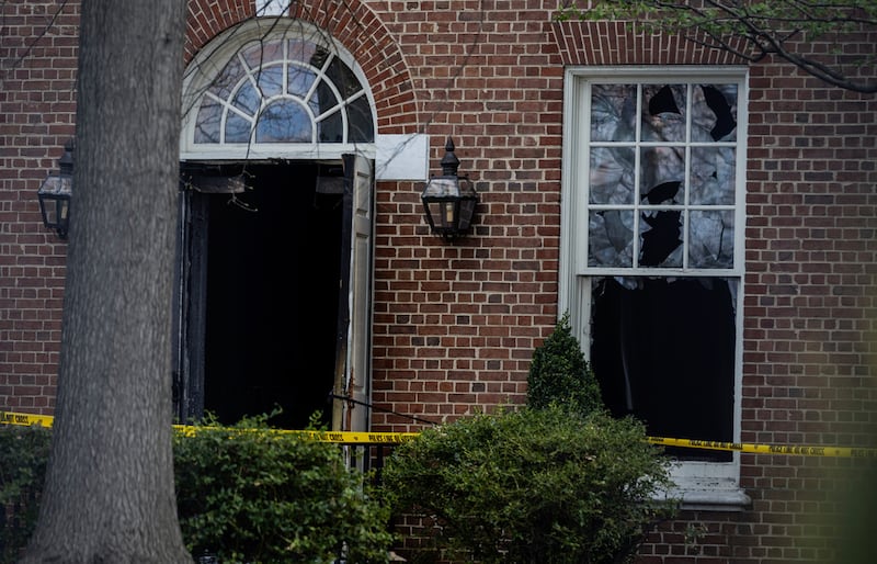 La policía investiga la residencia del gobernador Josh Shapiro después de que un hombre incendiara el edificio el domingo 13 de abril de 2025 en Harrisburg, Pensilvania. (Sean Simmers/The Patriot-News vía AP)