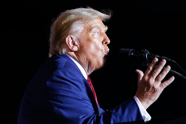 Jueza rechaza aplazar juicio a Trump por documentos secretos
