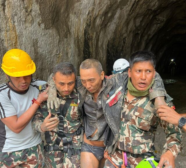 Nepal y China sitúan en 1,372 los muertos doce días después de las devastadoras riadas