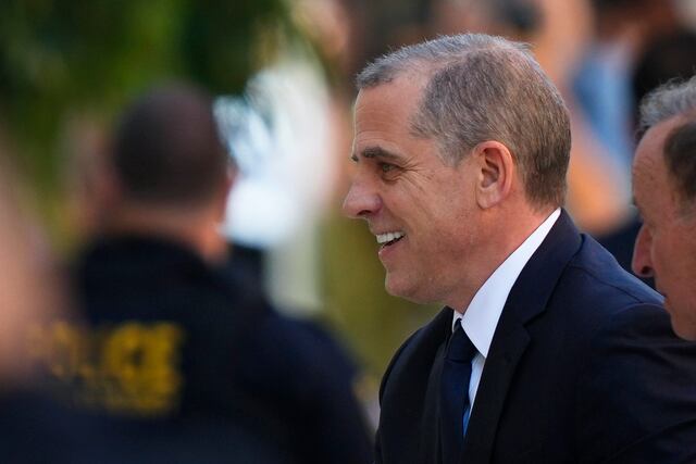 Hijo de Biden se declara inocente en juicio por posesión de armas