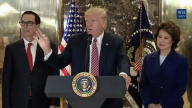 Trump culpa de la violencia en Virginia a ambos bandos