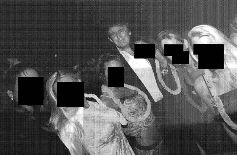 Donald Trump posa con un grupo de mujeres. Los rostros de las mujeres fueron censurados por los demócratas del Comité de Supervisión de la Cámara de Representantes.