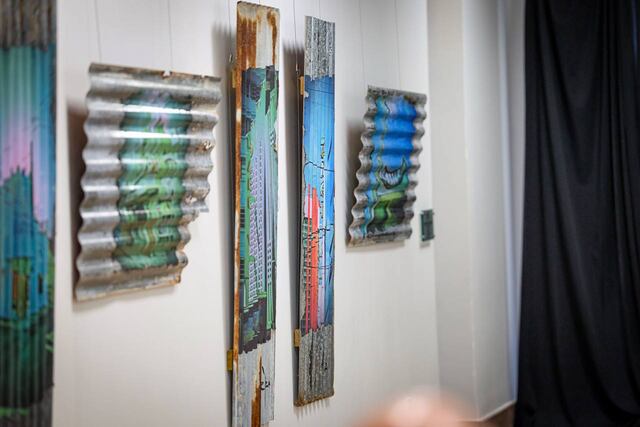 Inauguran moderna exposición con planchas de zinc en el Capitolio