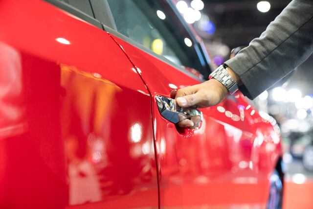 Bajo inventario de automóviles en los concesionarios en la isla