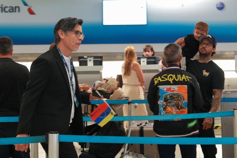 Una persona camina hacia los mostradores para registrar su vuelo este 30 de abril de 2026, en el aeropuerto Internacional de Miami en Florida (EE.UU.). EFE/Alberto Boal
