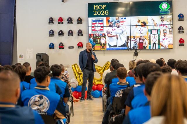 Carlos Beltrán es recibido por estudiantes de su academia tras exaltación al Salón de la Fama